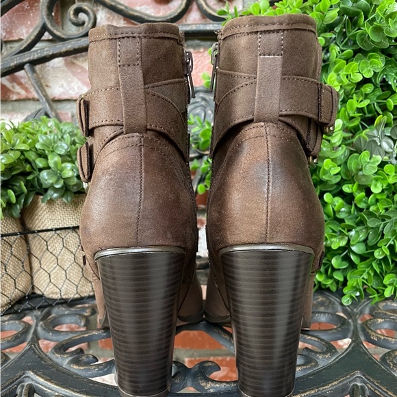 JustFab Binnae High Heeled Bootie; Brown Suede W/Multi-Straps & Buckles; Size 9 - Picture 9 of 13
